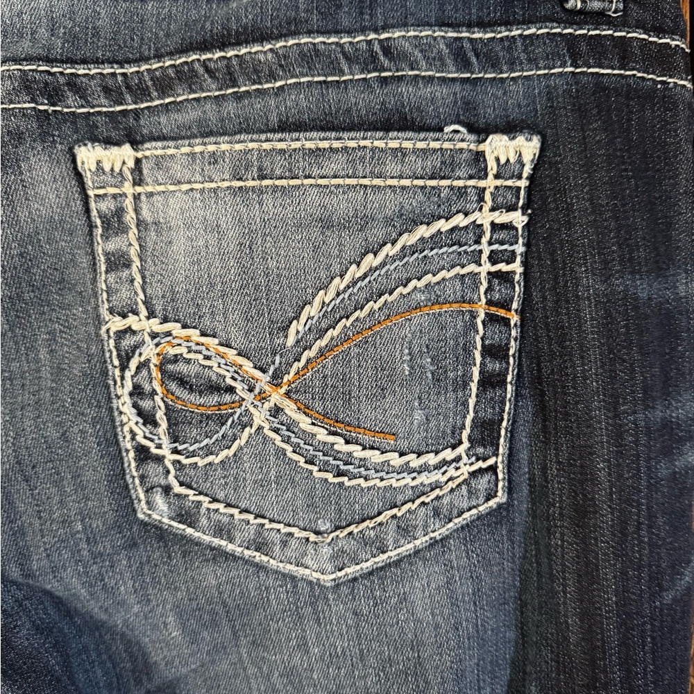 Maurices Blue Ankle Cropped Jeans with Modern Styling - Picture 4 of 6